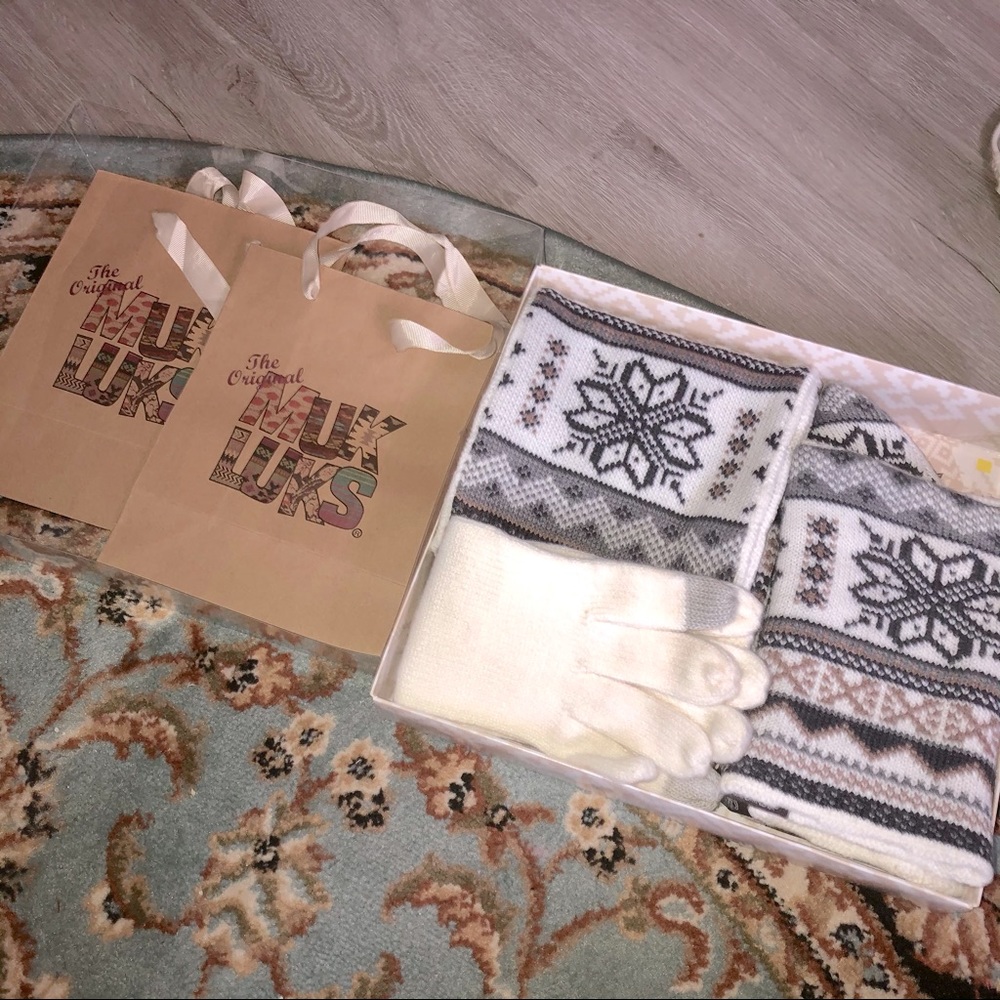 MukLuks Scarf Glove Hat Gift Set